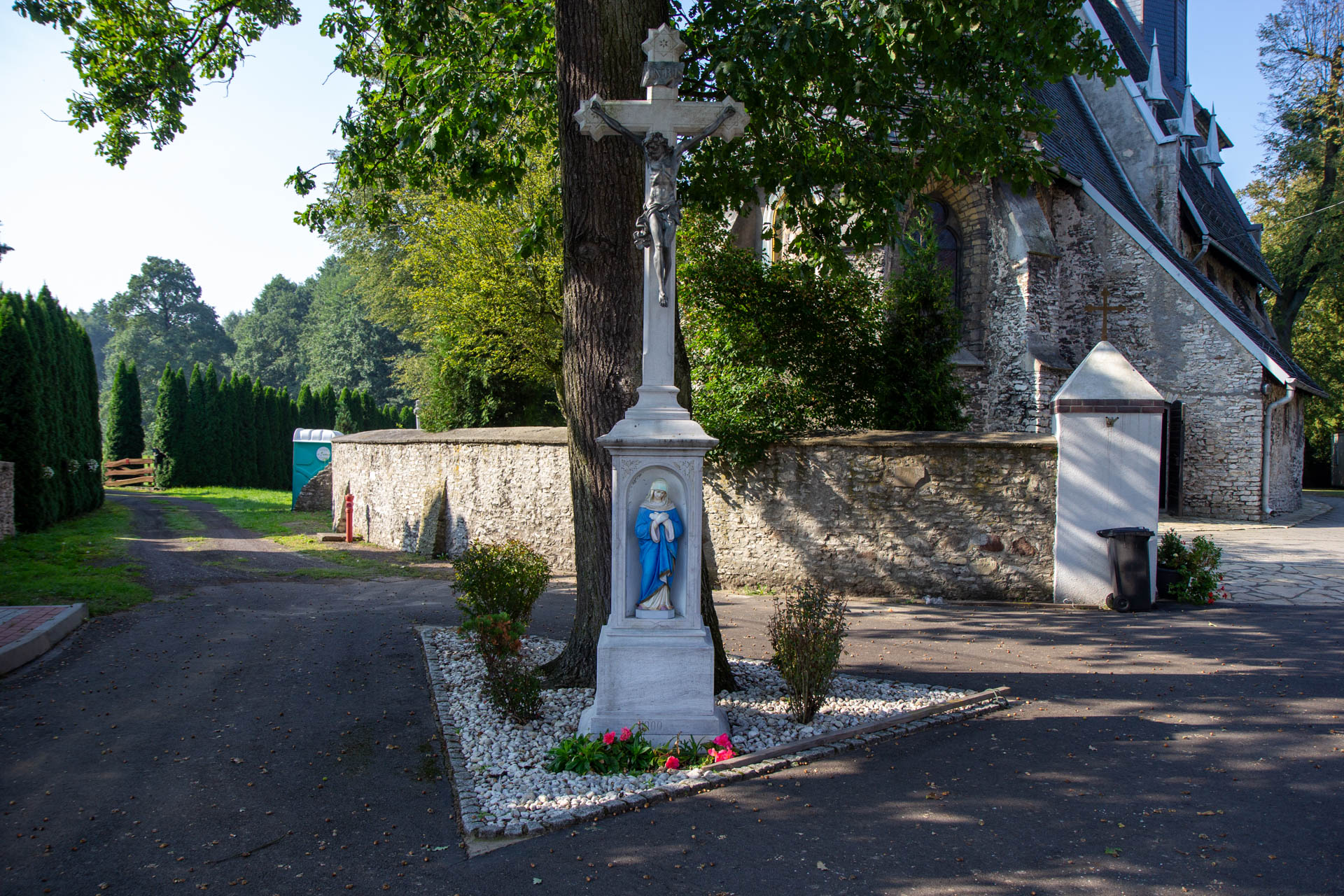 Centawa – krzyż przy ulicy Powstańców Śląskich (obok kościoła)