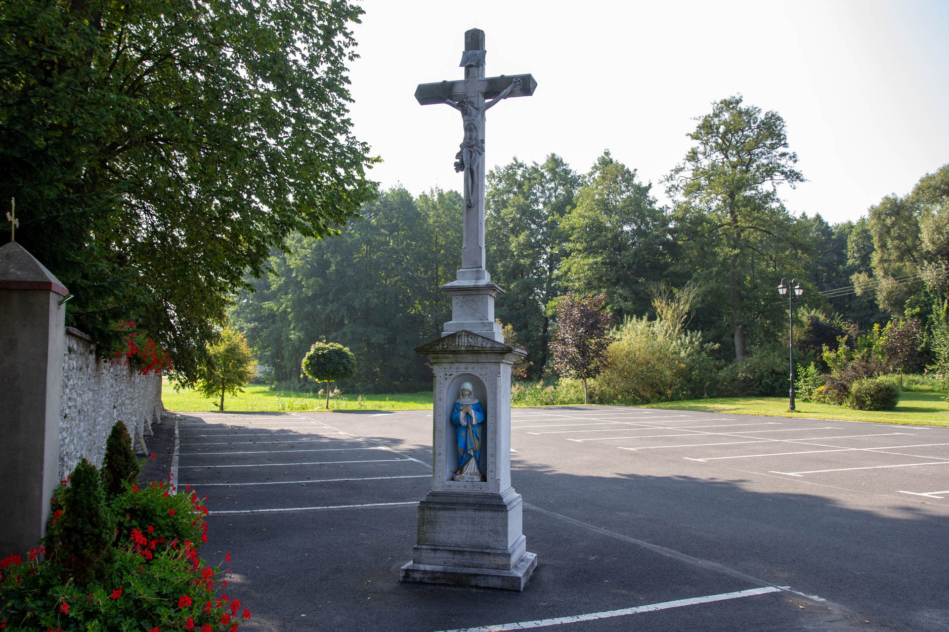 Centawa – krzyż obok kościoła (parking)