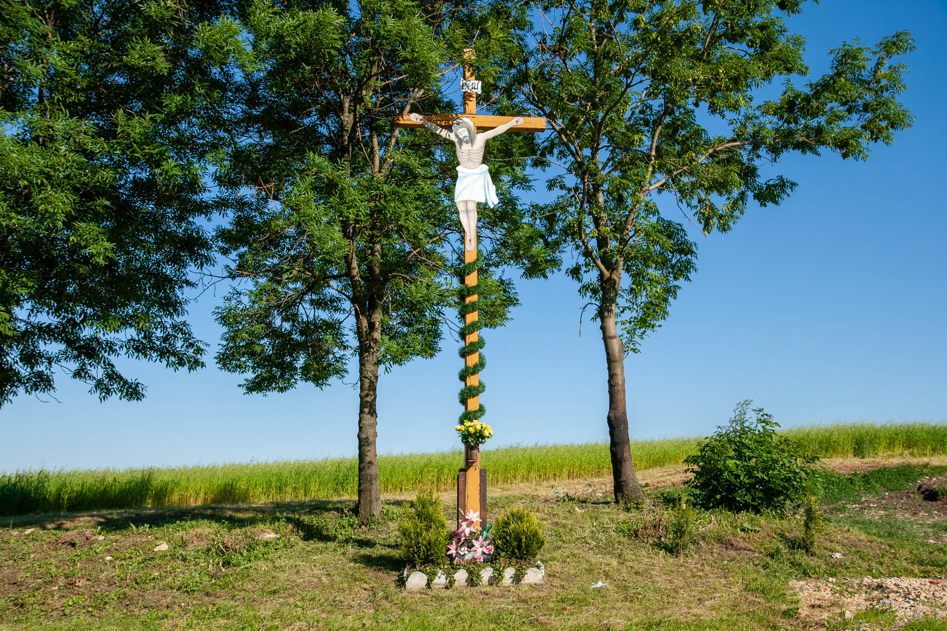 Dolna – krzyż obok cmentarza