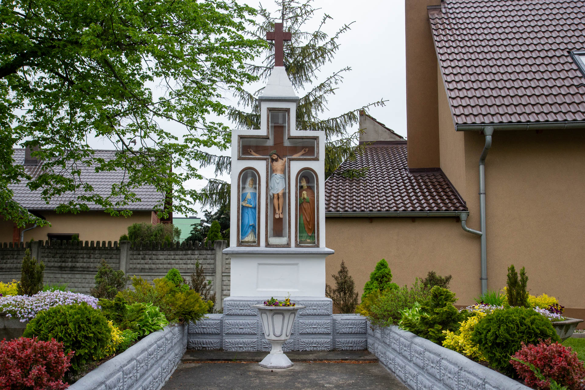 Izbicko – krzyż obok Urzędu Gminy