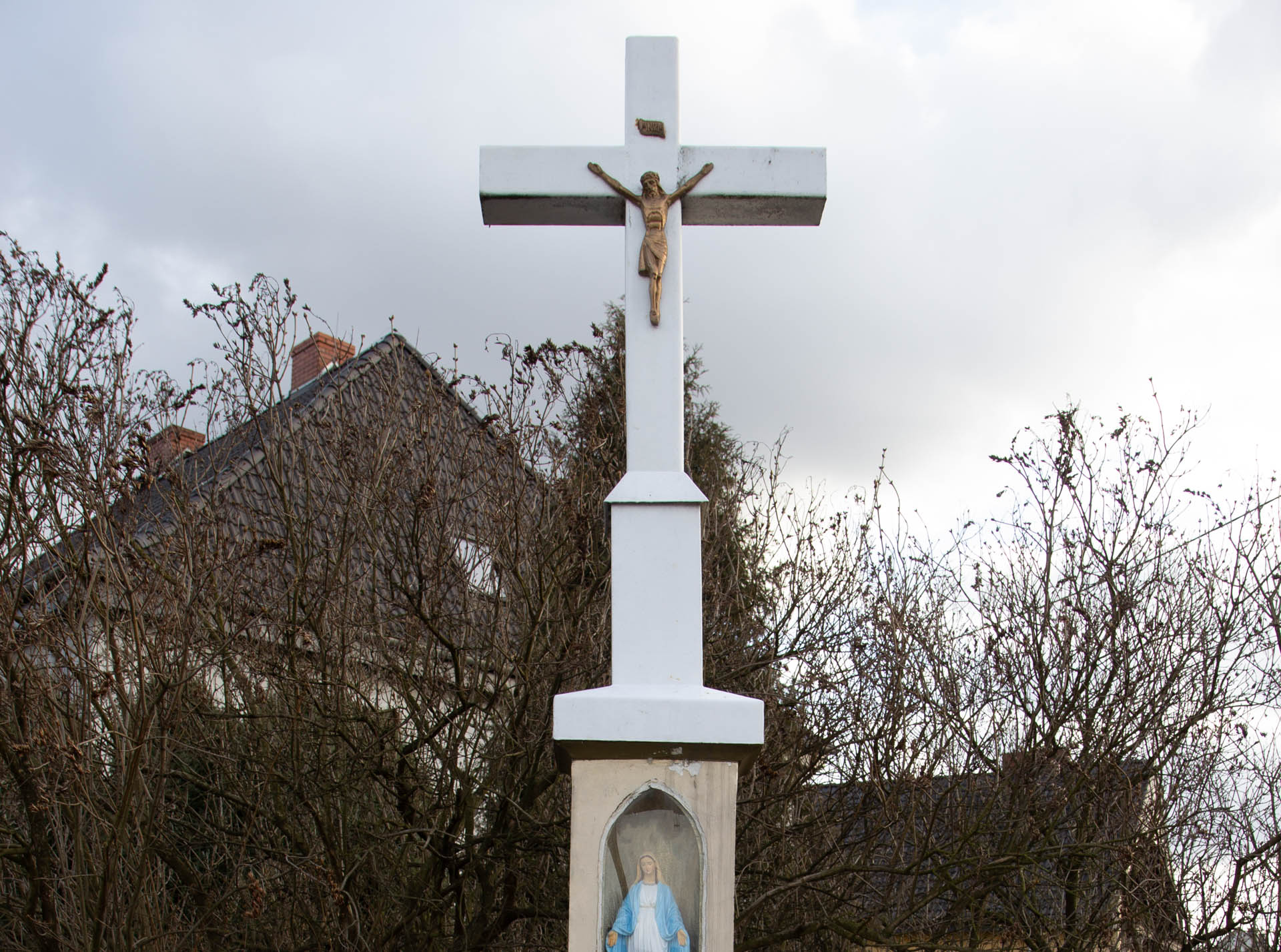 Izbicko – krzyż przy ulicy Gogolińskiej/94