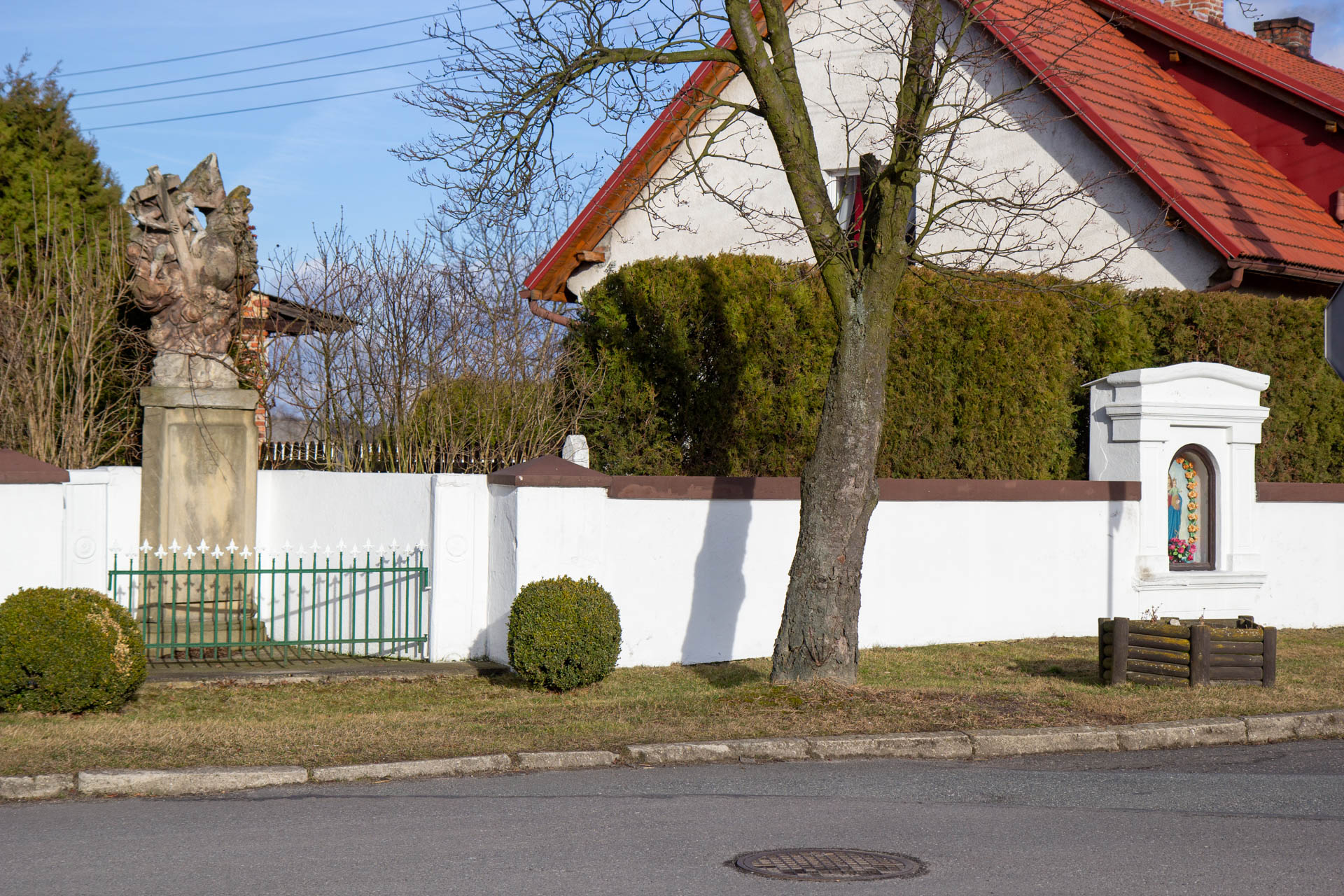 Izbicko – pomnik Opatrzności Bożej przy ulicy 15-go Grudnia