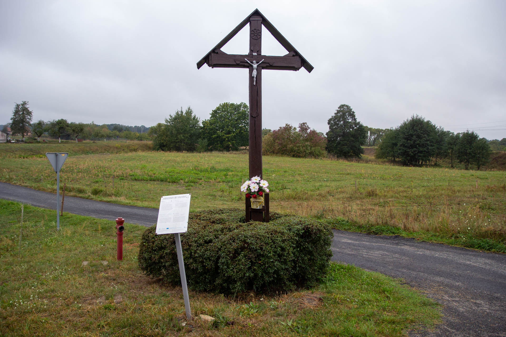 Kolonowskie – krzyż przy ulicy Arki Bożka