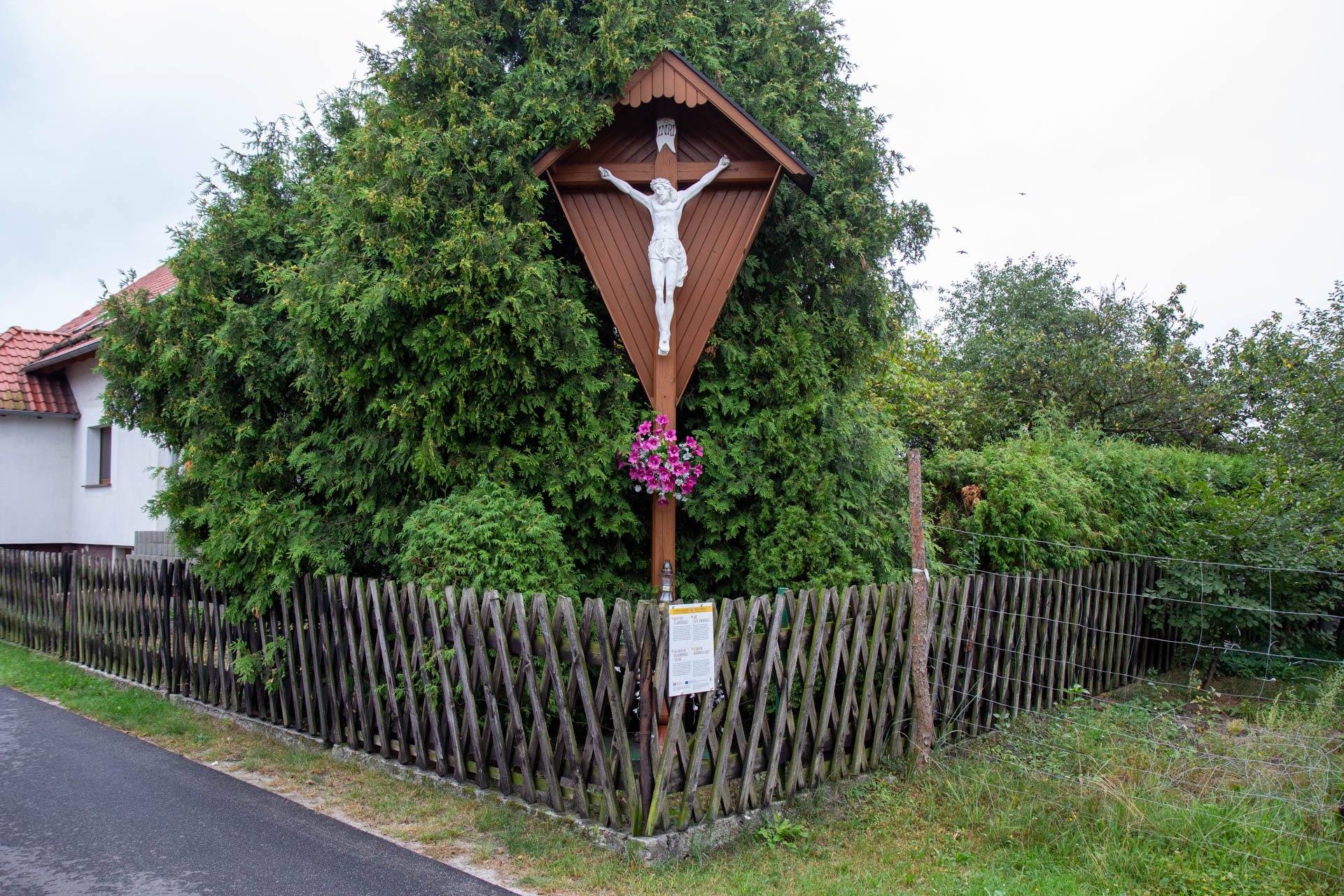 Kolonowskie – krzyż przy ulicy Konopnickiej
