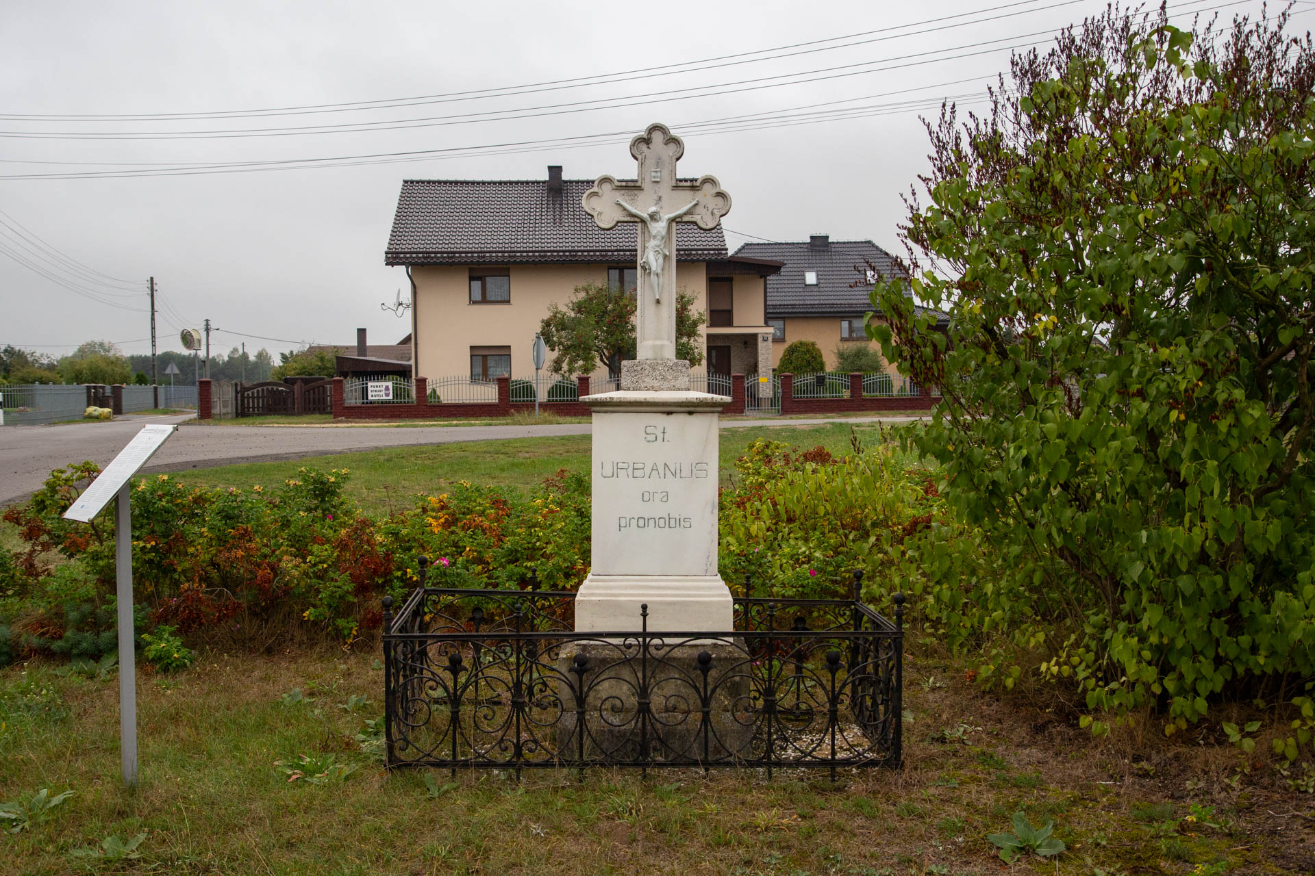 Staniszcze Małe – krzyż przy ulicy Odrodzenia