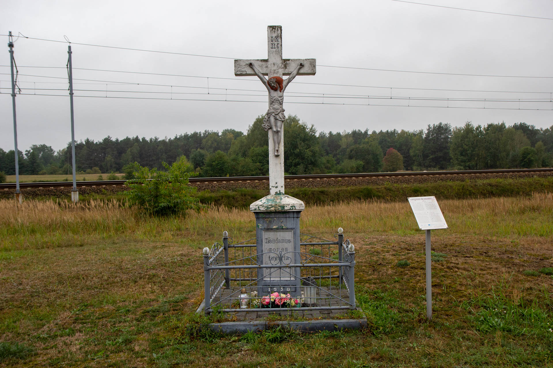 Staniszcze Małe – krzyż przy ulicy Odrodzenia