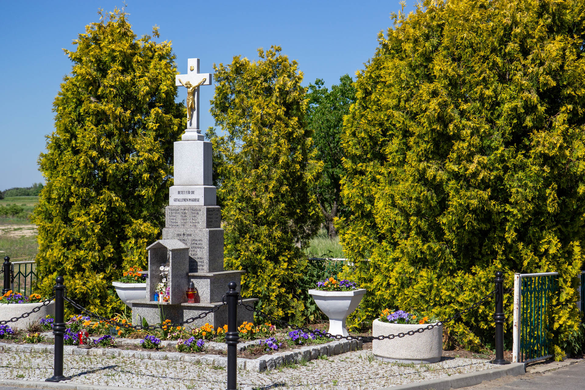 Gąsiorowice – krzyż przy ulicy Wolności